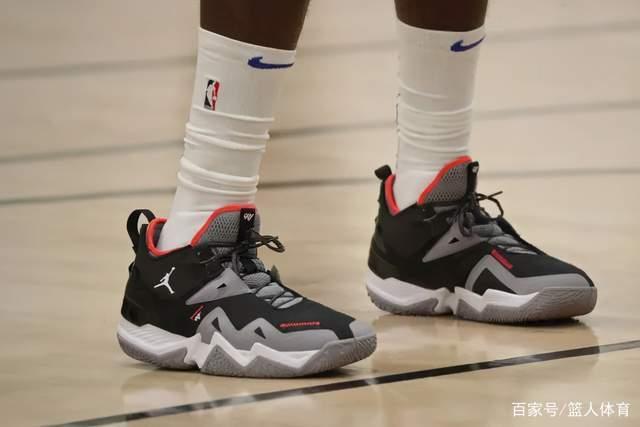 广东冲冠意外频发，队长徐杰续约陷僵局，胡明轩膝盖鼓包照曝光